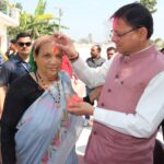 मुख्यमंत्री पुष्कर सिंह धामी ने जनता और कार्यकर्ताओं के साथ मनाई होली; देहरादून आवास पर उमड़ा जनसैलाब