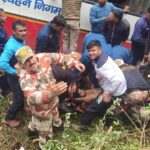 उत्तराखंड में बड़ा हादसा टला, केदारनाथ यात्रियों की बस पैराफिट तोड़कर खाई के ऊपर लटकी, 22 लोग थे सवार