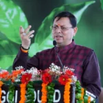 सीएम धामी नाराज़: गलत पर्चा हाथ में आते ही कहा—‘इसे फेंक दो’, और बिना पढ़े किया नाम पुकारना