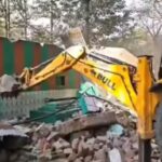 देर रात प्रशासन की सख्त कार्रवाई!, घंटाघर के पास अवैध मजार पर चला बुलडोजर
