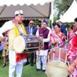 खटीमा में लोक संस्कृति के रंग: सीएम धामी ने महिलाओं के साथ खेली फूलों की होली, पारंपरिक गीतों पर थिरके