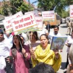 निजी स्कूलों की ‘लूट’ के खिलाफ महिला कांग्रेस का हल्ला बोल, शिक्षा मंत्री के आवास का घेराव
